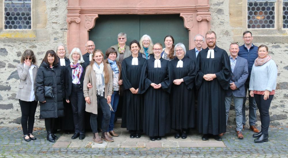 Pfarrerin Simon Janssen (vorne, Mitte) mit ihren Kolleginnen und Kollegen sowie den Kirchenvorständen ihrer Gemeinden.