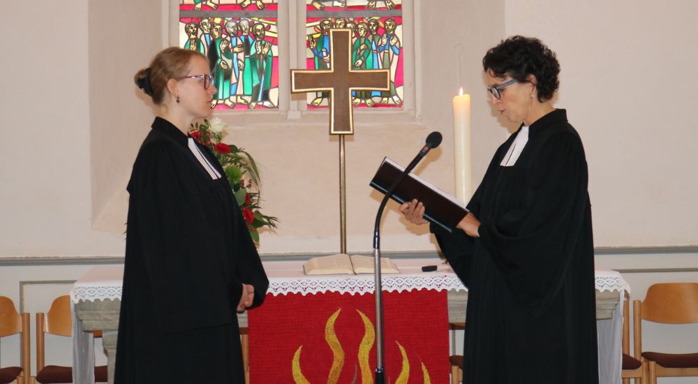 Pröpstin Dr. Anke Spory (r.) ordiniert Pfarrerin Simona Janssen.