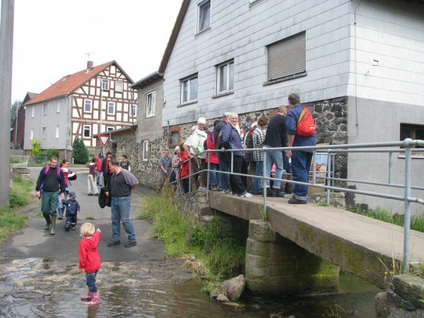 100 Jahre Schule Storndorf: Bachbegehung
