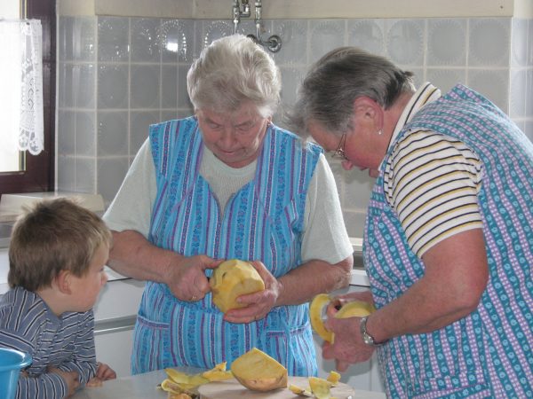 100 Jahre Schule Strebendorf: Handarbeit und Kochen