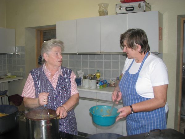 100 Jahre Schule Strebendorf: Handarbeit und Kochen