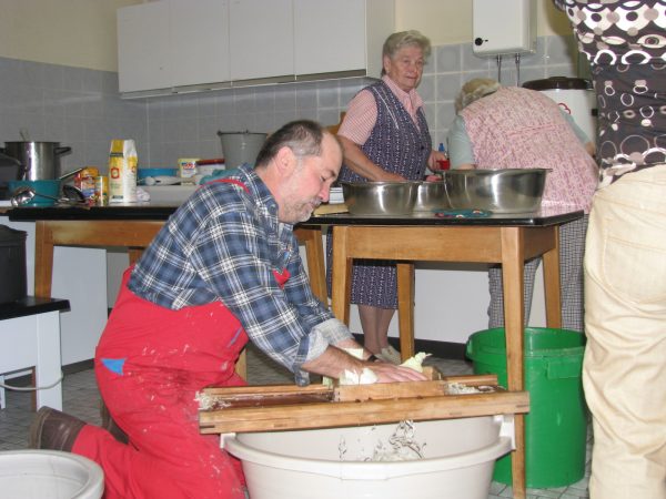 100 Jahre Schule Strebendorf: Handarbeiten und Kochen