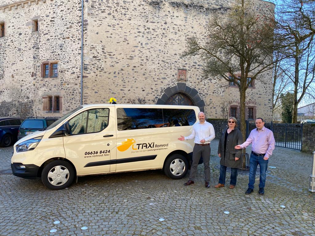 Aktuelles: Hauke Schmehl, designierter Bürgermeister der Stadt Romrod, freut sich mit Karin Zulauf, Disponentin von L-TAXI Romrod und Benjamin Ehrlich, verantwortlich für das neue Taxi-Unternehmen in Romrod (März 2022)