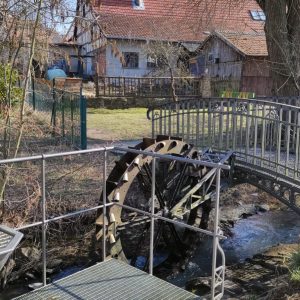 Strebendorf Wasserrad (März 2022, Foto: Melanie Merte)