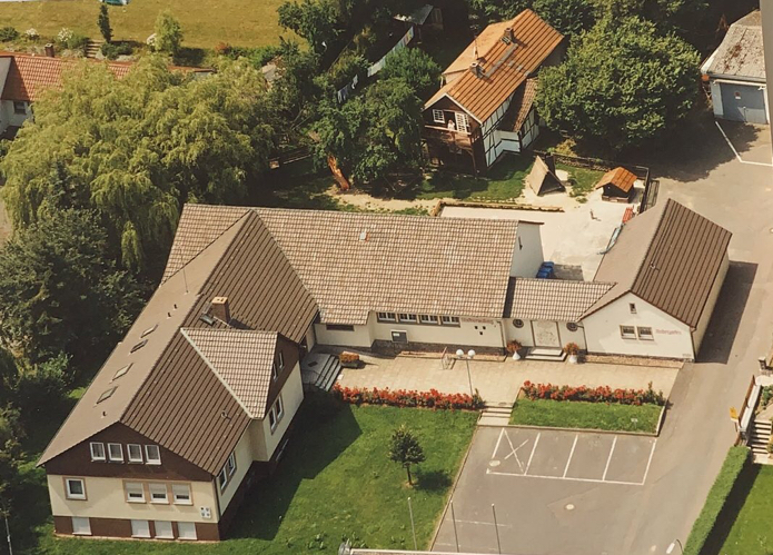 Evangelischer Kindergarten 1980er Jahre, Luftaufnahme