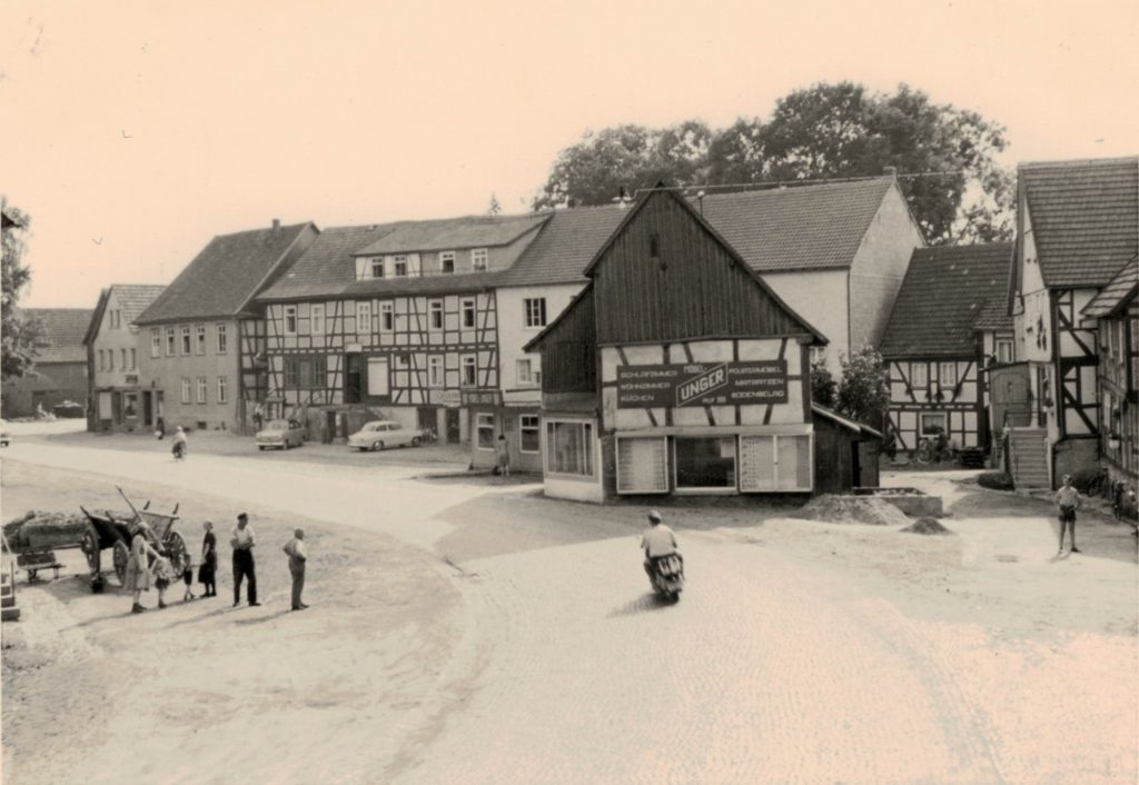 Die Ortsmitte Romrods mit der neuen Hauptstraße nach Abbruch der Häuser auf der Insel. Letztes verbliebenes Haus ist das Haus Unger im Vordergrund, das Ende der 1950er Jahre abgerissen wurde.