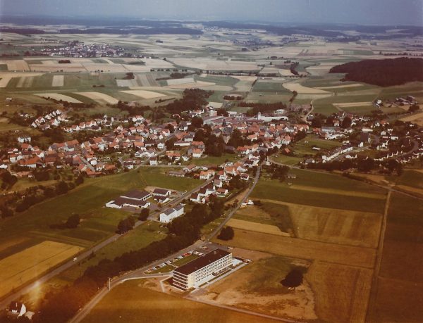 Eine Luftaufnahme von Romrod aus dem Jahr 1975. Im Vordergrund: das Kneipp-Sanatorium.