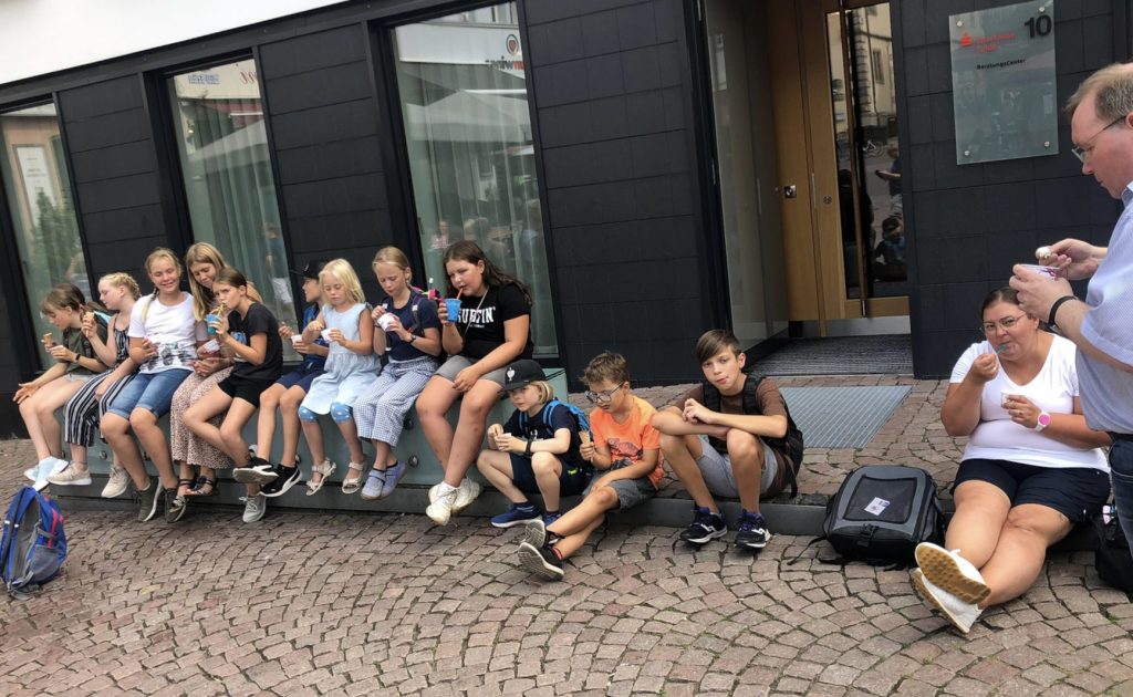 Ferienspiele 2022 - CDU besucht mit Kindern das Begehbare Herz in Fulda - 02