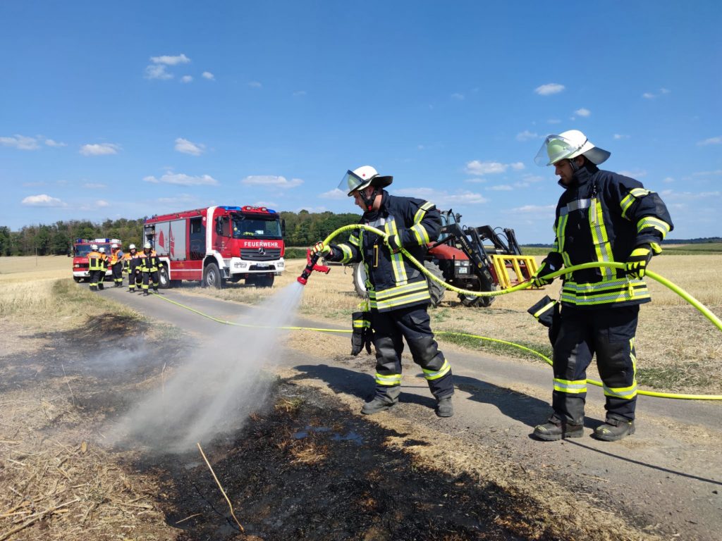 Ober-Breidenbach - Ausgedorrte Grasböschung gerät in Brand (August 2022)