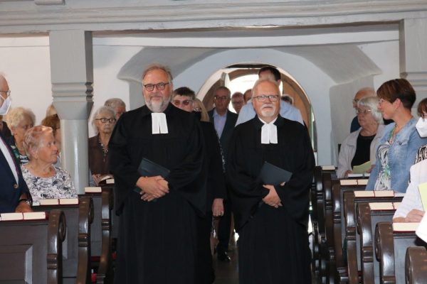 Pfarrer Friedhelm Sames zieht mit Propst Matthias Schmidt in die Schlosskirche ein.