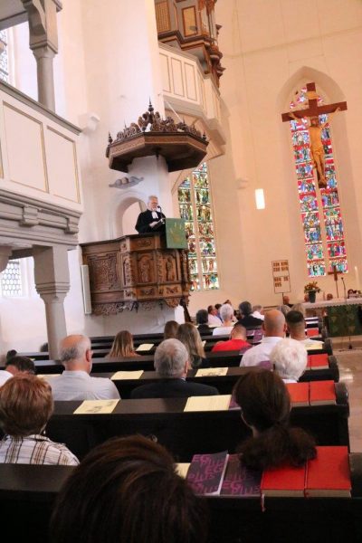 Pfarrer Friedhelm Sames bei seiner letzten Predigt in der Schlosskirche.