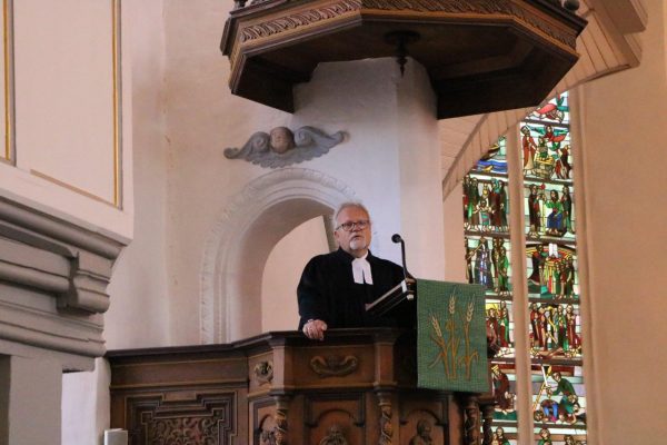 Pfarrer Friedhelm Sames bei seiner letzten Predigt in der Schlosskirche.