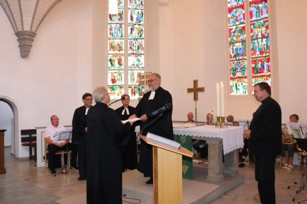 Die offizielle Entpflichtung des Pfarrers, im Bild (von links) Thomas Lux, Henner Eurich, Matthias Schmidt, Jochen Dietz.