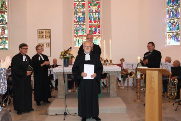 Nach der Entpflichtung (von links) Thomas Lux, Henner Eurich, Matthias Schmidt, Jochen Dietz. Pfarrer Friedhelm Sames im Vordergrund.