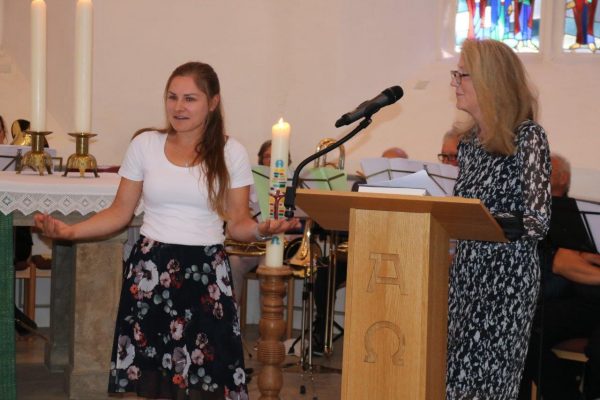 Michaela Leicht (links) und Karin Zinßer von den Kirchenvorständen präsentierten einen launigen Rückblick.