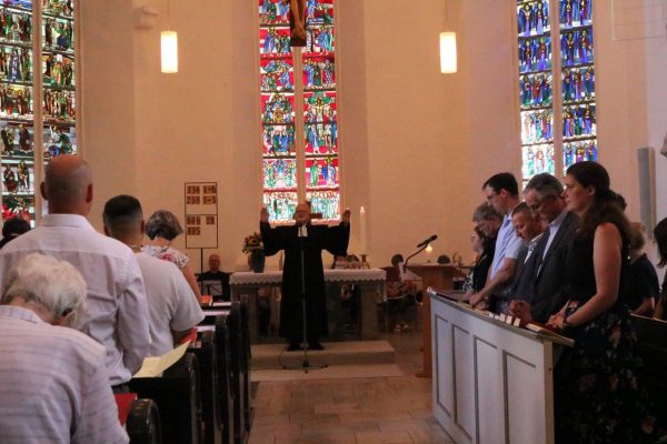 Ein letzter Segen des Pfarrers in der Schlosskirche.