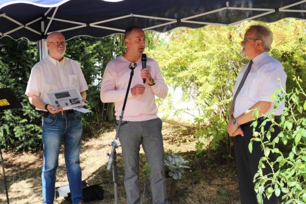 Liederbachs Ortsvorseher Ralph Linker (Mitte) überbrachte mit Andreas Riffer (links) von der FFW Abschiedswünsche.