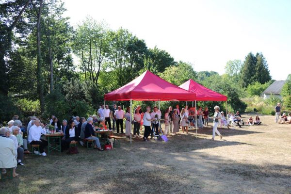 Ein wunderschönes Ambiente bot der Pfarrgarten.