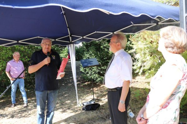 Auch Reinhold Weitzel (links) von der freiwilligen Feuerwehr Romrod hatte Abschiedsworte für den Pfarrer.