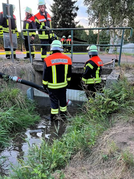 Freiwillige Feuerwehr Romrod übt Löschwasserentnahme aus dem Ocherbach (August 2022)
