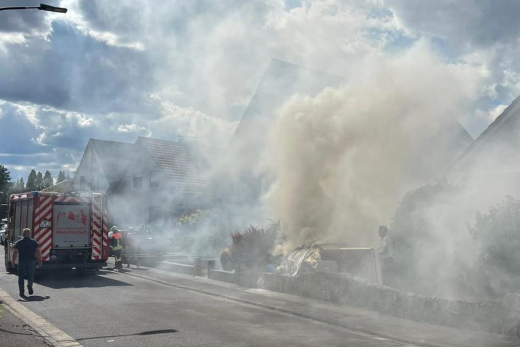 Romrod - Unkrautbrenner löst Brand aus (September 2022) - 01