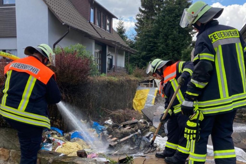 Romrod - Unkrautbrenner löst Brand aus (September 2022) - 02