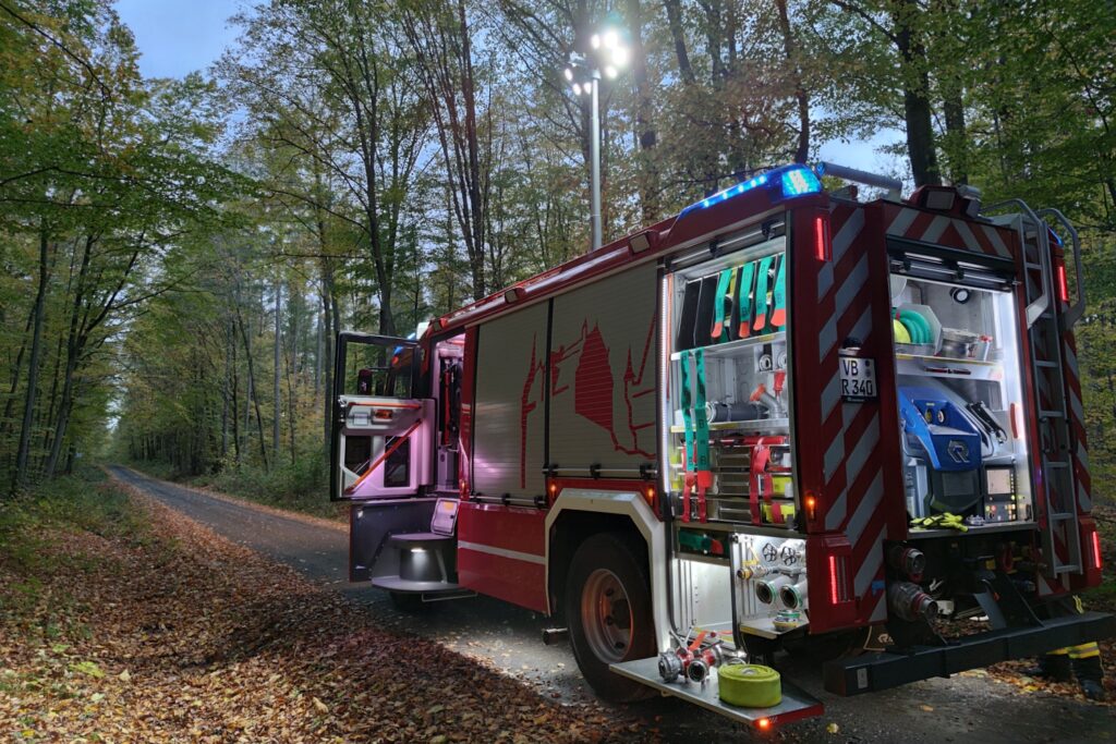 Feuerwehr verhindert Waldbrand bei Romrod (Oktober 2022) - 01