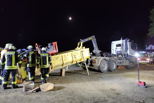 Freiwillige Feuerwehr Romrod - Szenario Arbeiter an Straßen-Walze eingeklemmt - Oktober 2022 - 01