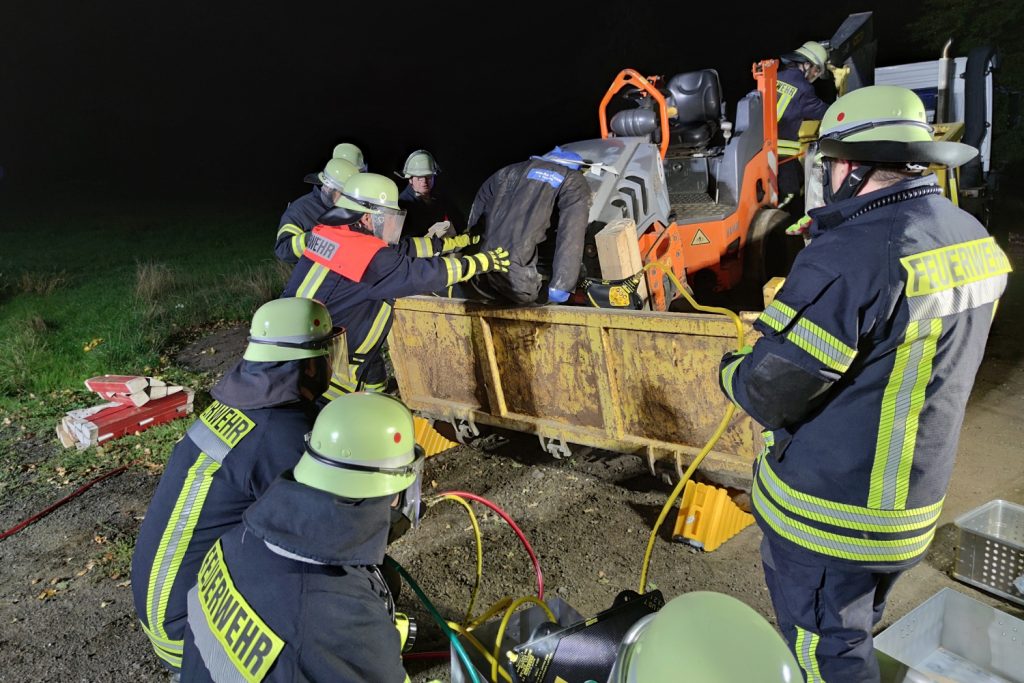 Freiwillige Feuerwehr Romrod - Szenario Arbeiter an Straßen-Walze eingeklemmt - Oktober 2022 - 02