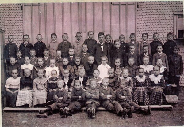 1907 - Schule Romrod - Die Jahrgänge 1894 bis 1897 mit Lehrer Konrad Hammen