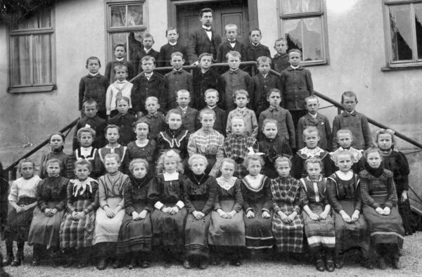1910 - Schule Romrod - Die Jahrgänge 1896 bis 1899 mit Lehrer Konrad Hammen