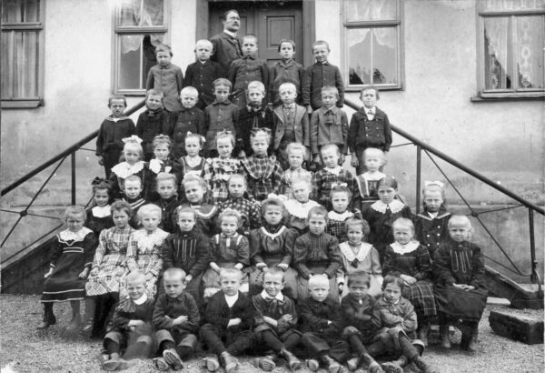 1910 - Schule Romrod - Die Jahrgänge 1900 bis 1903 (Kleine Schule, 1. bis 4. Schuljahr) mit Lehrer Julius Gremer