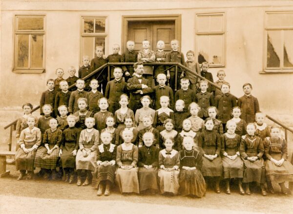 1919 - Schule Romrod - Die Jahrgänge 1906 bis 1909 (Große Schule, 5. bis 8. Schuljahr) mit Lehrer Konrad Hammen