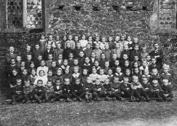 1920 - Schule Romrod - Die Jahrgänge 1906 bis 1913 (Kleine und Große Schule, 1. bis 8. Schuljahr) mit den Lehrern Konrad Hammen und Heinrich Simon