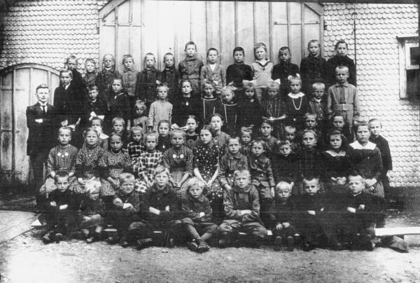 1926 - Schule Romrod - Die Jahrgänge 1911 bis 1919 (Kleine und Große Schule, 1. bis 8. Schuljahr) mit Lehrer Heinrich Simon