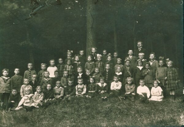 1928 - Schule Romrod - Die Jahrgänge 1918 bis 1921 (Kleine Schule, 1. bis 4. Schuljahr) mit Lehrer Heinrich Simon