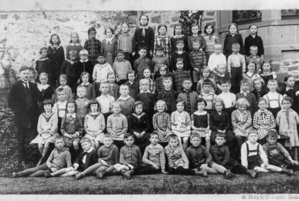 1931 - Die Jahrgänge 1922 bis 1925 (Kleine Schule, 1. bis 4. Schuljahr) mit Lehrer Heinrich Simon