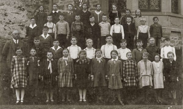 1931 - Schule Romrod - Die Jahrgänge 1918 bis 1922 (Große Schule, 5. bis 8. Schuljahr) mit Lehrer Rudolf Blathner