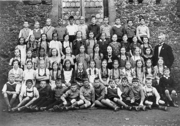 1935 - Schule Romrod - Die Jahrgänge 1922 bis 1924 mit Lehrer Otto Weber