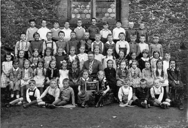 1935 - Schule Romrod - Die Jahrgänge 1926 bis 1928 mit Lehrer Alfred Grether