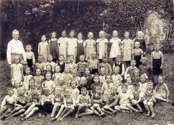 1938 - Schule Romrod - Die Jahrgänge 1929 bis 1932 mit Lehrer Otto Weber