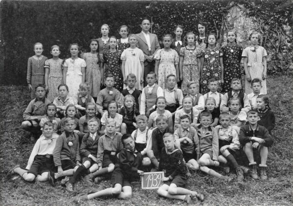 1939 - Schule Romrod - Die Jahrgänge 1926 bis 1939 mit Lehrer Paul Kaltenbach