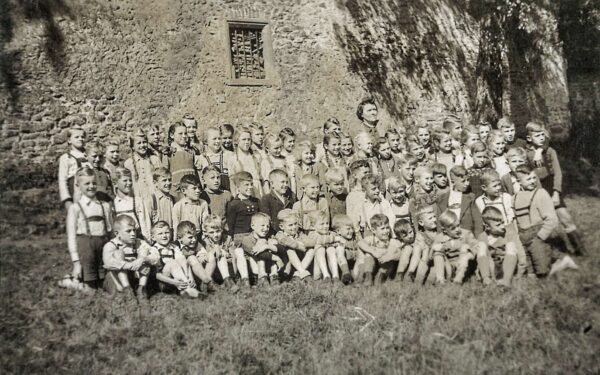 1948 - Schule Romrod - Schule mit Lehrerin Gisela Friedeck