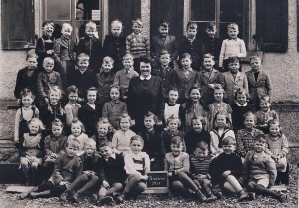 1951 - Schule Romrod - 1.+2.Schuljahr mit Lehrerin Gisela Friedek