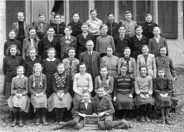 1951 - Schule Romrod - 7. und 8. Schuljahr mit Lehrer Ferdinand Dotzert