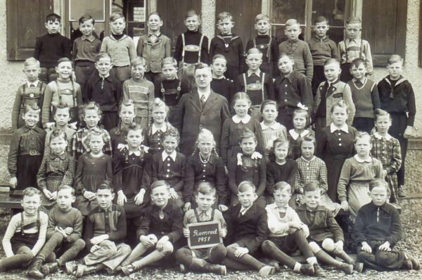 1951 - Schule Romrod - Jahrgänge 1941-1942 - 3. und 4.Schuljahr mit Lehrer Eckart Kreutzer