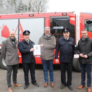 Einweihung Feuerfit - Übergabe des Förderbescheids (v.l.) Bürgermeister Hauke Schmehl, Wehrführer Heiko Heilbronn, Staatssekretär Patrick Burghardt, Fördervereinsvorsitzender Reinhold Weitzel und Landtagsabgeordneter Michael Ruhl