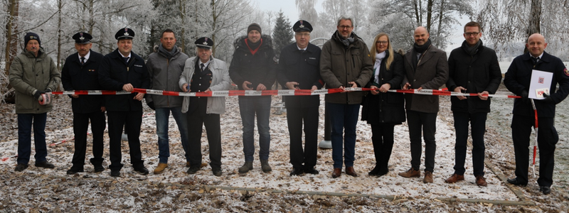 Einweihung Feuerfit - Symbolischer Schnitt durch das Absperrband zur Eröffnung des Trimm-Dich-Parks Feuerfit