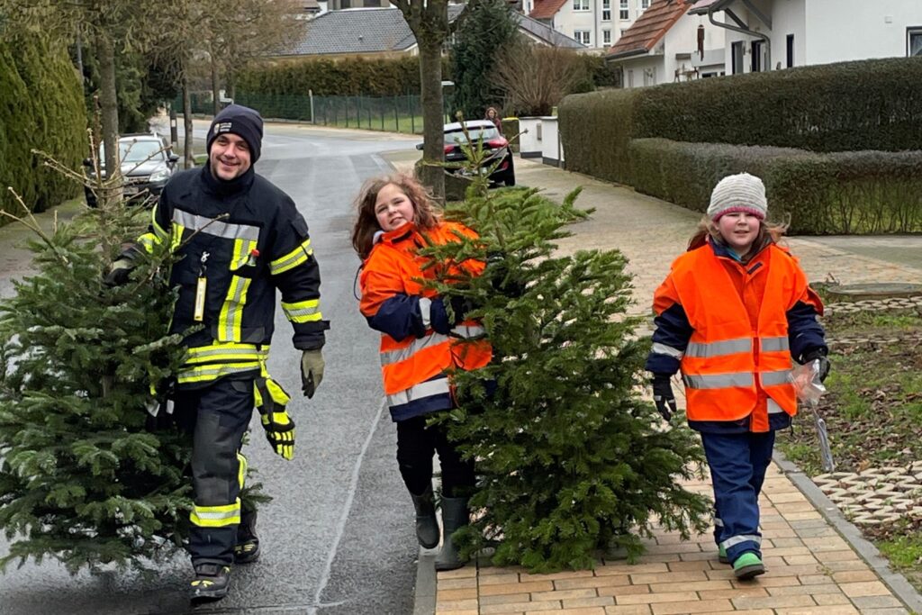 2023-01-14 - FFW sammelt Weihnachtsbäume in Romrod 03