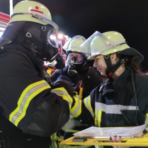 Feuerwehrfrau Franziska Steuernagel dokumentiert den Einsatz der Feuerwehrleute mit den Atemschutzgeräten